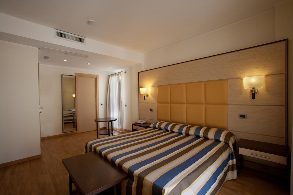Virgilio Grand Hotel Сперлонга Екстериор снимка